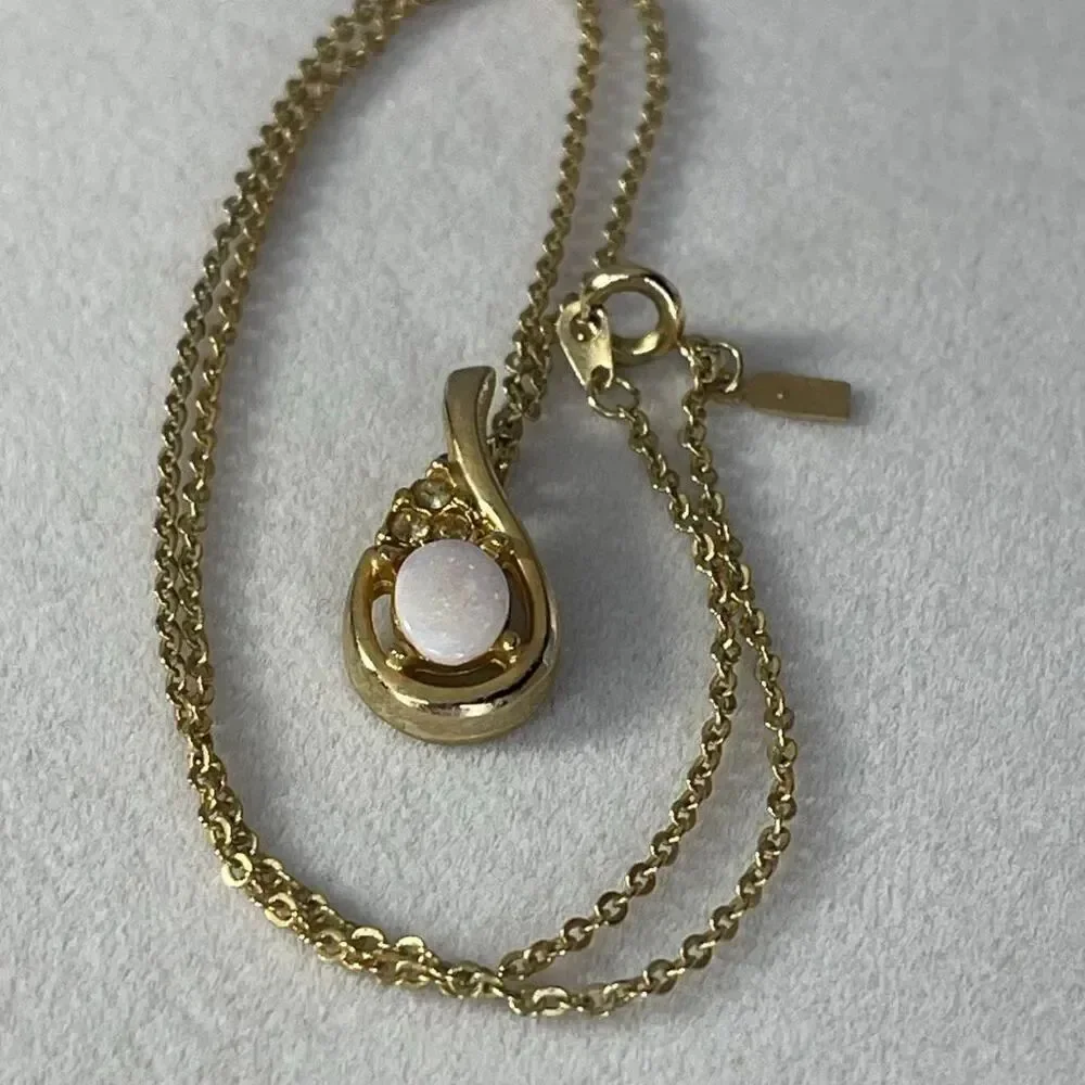 Vintage Merlite manmade opal necklace. 18”.